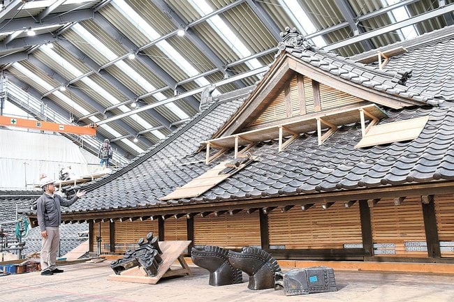 報道陣に公開された旧大社駅の屋根＝出雲市大社町北荒木