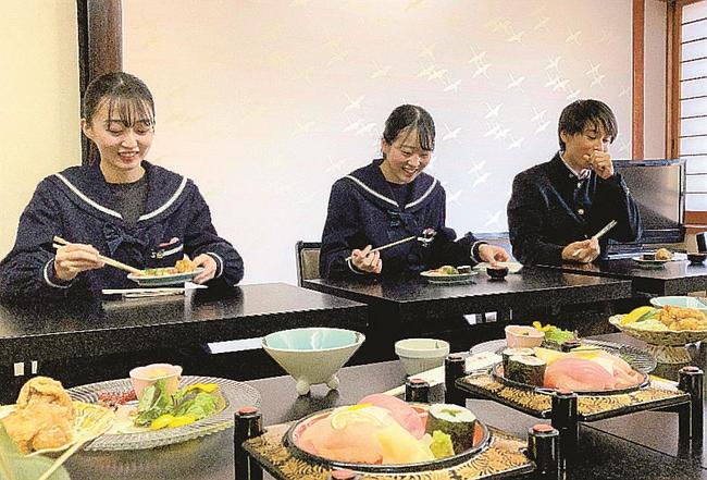 提案した料理を試食する浜田商業高校の生徒＝浜田市旭町木田、ホテル川隅