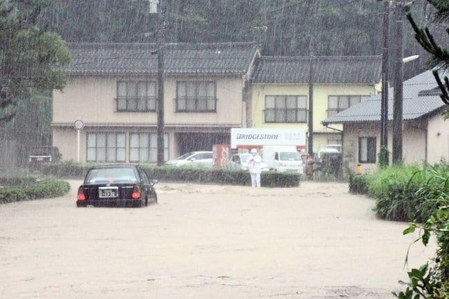 道路が冠水し、立ち往生するタクシー=8日午前8時35分、出雲市大社町杵築北