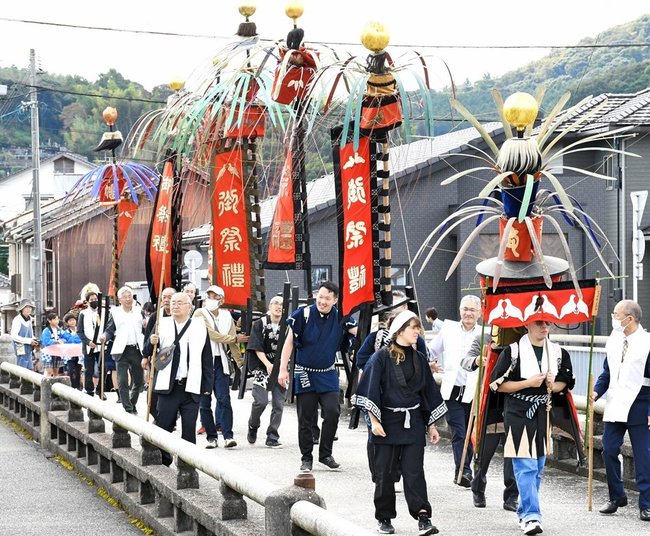 高野聖や大のぼりを担いでまちを練り歩く氏子＝大田市大田町