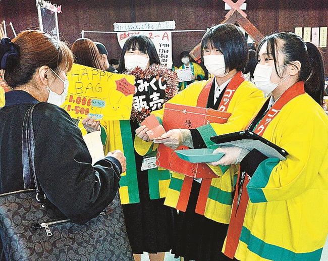来場客にアピールする生徒たち＝広島市東区、市立広島商業高校