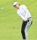 アプローチショットを放つ福山恵梨＝３１日、大山平原ゴルフクラブ