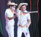 楽しくジャグリングをしているかと思えば、突然けんかも。メキシコ出身のこのコンビ、果たして仲がいいのか、悪いのか？