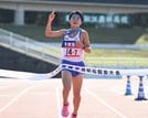 【男子】１位でゴールする平田のアンカー田村康＝県立浜山公園陸上競技場