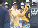 声援を送る給水係＝松江市西川津町