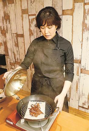 火を止めて、煙が落ち着いてからふたを開ける＝東京都文京区
