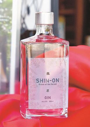 岡田屋本店が売り出した「島根ジン　森恩」＝益田市染羽町、同社