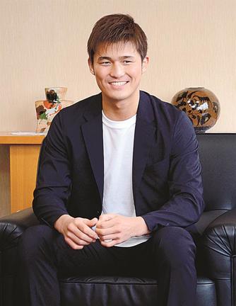 ２０２２年の抱負を語る三代大訓選手＝松江市殿町、山陰中央新報社