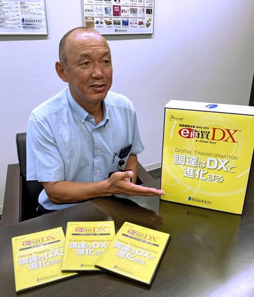 新製品「ｅ商買ＤＸ」の販売戦略を話す三嶋俊一部長＝松江市東出雲町意宇南６丁目、オネスト