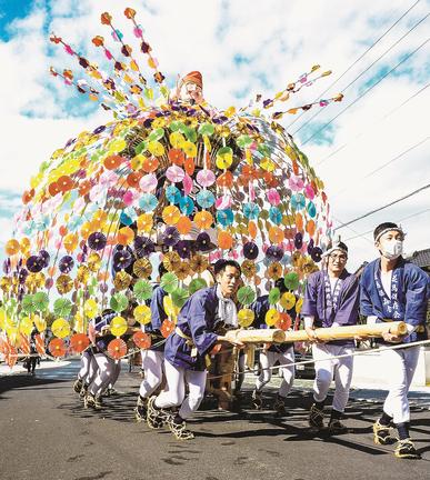 花馬を引き回しながら町内を練り歩く保存会のメンバー＝出雲市多伎町口田儀