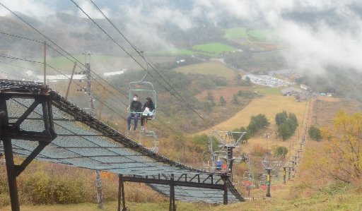 観光リフトに乗り景色を楽しむ利用客=大田市三瓶町志学、三瓶山東の原