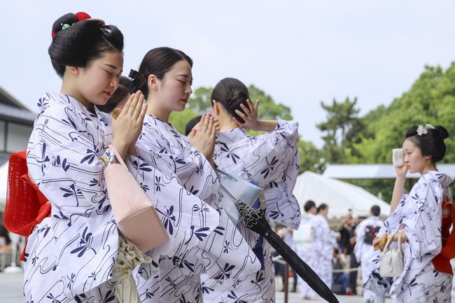 芸の上達や無病息災を祈願する浴衣姿の舞妓や芸妓。この時期は浴衣の白地が映える=7月3日、京都市東山区の八坂神社