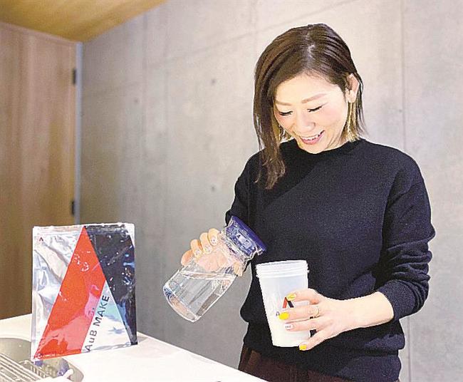 朝食時に「ＡｕＢ　ＭＡＫＥ（オーブメイク）」の粉末を水に溶かして飲む安東夏子さん＝東京都内