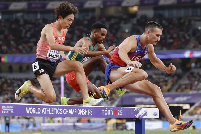 男子３０００メートル障害決勝　力走する三浦龍司（左端）＝国立競技場