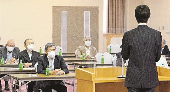 会合であいさつする次期衆院選の立候補予定者＝出雲市内