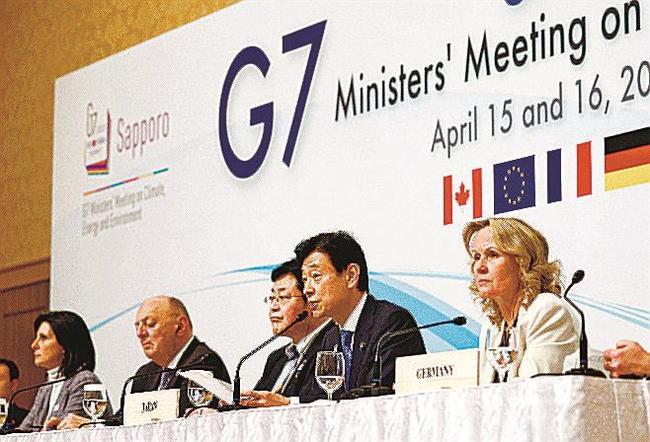 Ｇ７気候・エネルギー・環境相会合を終え、記者会見する西村康稔経済産業相（右から２人目）。左隣は西村明宏環境相。議長国・日本の消極的な姿勢が目立った＝１６日、札幌市