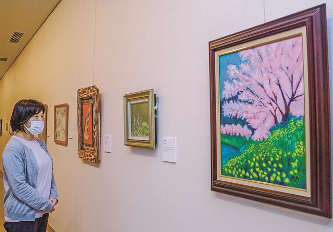石見の春をテーマにした美術作品が並ぶ会場＝浜田市三隅町古市場、石正美術館
