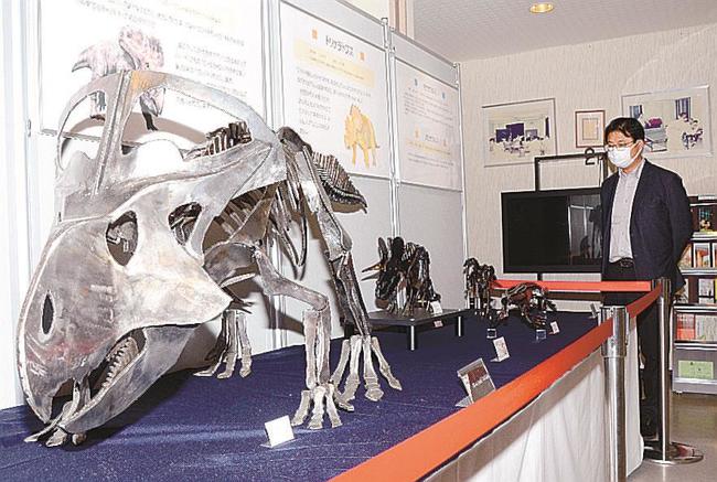 鉄で制作された恐竜化石模型＝島根県奥出雲町佐白、奥出雲多根自然博物館