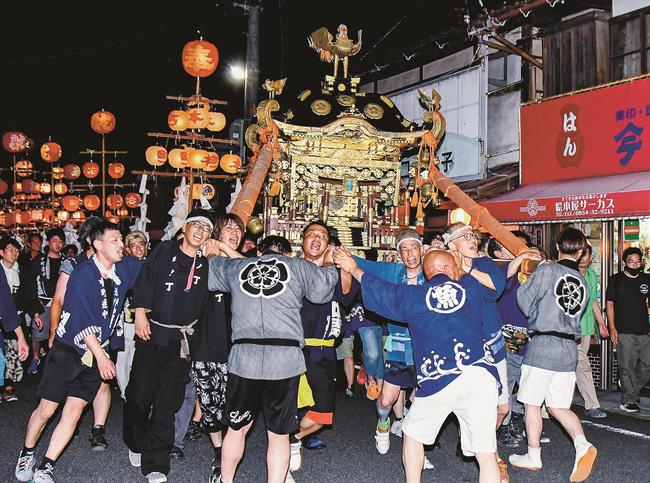 「わっしょい」と掛け声を上げ、練り歩く担ぎ手たち＝安来市広瀬町広瀬