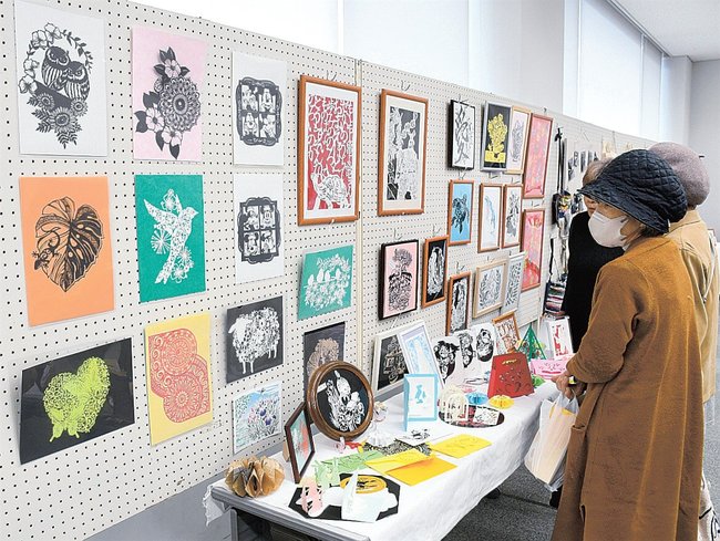 展示された住民の作品を見る来場者＝島根県邑南町矢上、矢上交流センター