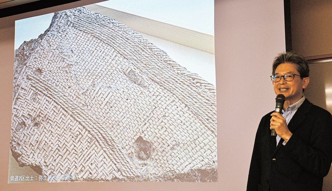 籠の編み方の使い分けを説明する浜田竜彦室長＝鳥取市青谷町吉川、青谷かみじち史跡公園