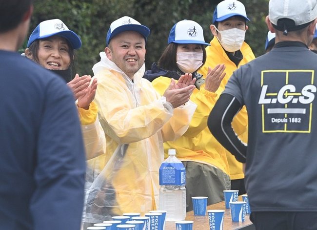 声援を送る給水係＝松江市西川津町