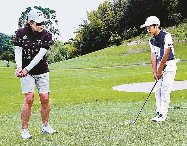 ジュニア選手にアプローチの打ち方を指導する松澤知加子さん（左）＝出雲市美野町、島根ゴルフ倶楽部