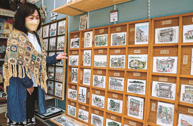 自身の作品を紹介する森井裕子さん＝米子市茶町、「でんき屋の営む雑貨店　Ｂｒｉｃｏｌａｇｅ」