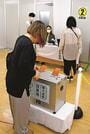 期日前投票する有権者＝松江市末次町、市役所