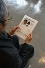 情報提供を呼び掛けるチラシを手に息子の帰りを待つ父親＝松江市内