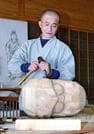  「麒麟獅子舞」で使われる獅子頭の制作・修理を担っている矢山裕二さん＝鳥取県八頭町東、矢山彫刻