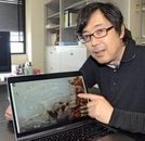 調べたダイオウイカの精子塊の画像を示す広橋教貴教授＝松江市西川津町、島根大