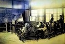 １９０３（明治３６）年ごろ、京都市立盲唖院で教える福田与志（左端）＝京都府立盲学校提供
