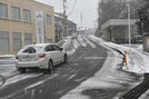 薄く雪が積もった道路を走る車＝島根県邑南町矢上（画像の一部を加工しています）