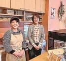 統括責任者の錦織紀子さん（右）とカヌレを販売するスタッフ（左）＝出雲市天神町、ちょっこす