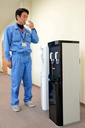 浜田ガスが無料貸し出しを始めたウォータ―サーバー＝浜田市熱田町、同社
