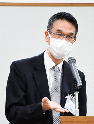 肺がんについて最新の状況を話す荒木邦夫科長＝松江市乃白町、市立病院