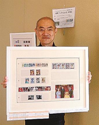 展示する切手を手にする白築清代表＝雲南市三刀屋町三刀屋、三刀屋郵便局