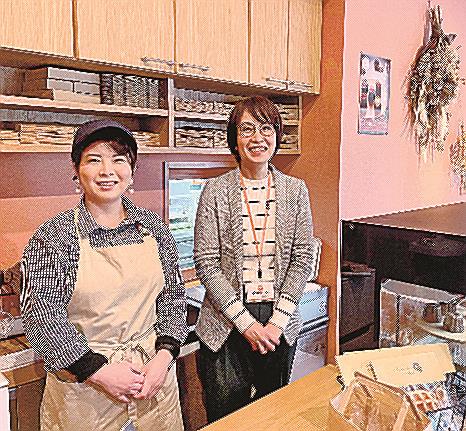 統括責任者の錦織紀子さん（右）とカヌレを販売するスタッフ（左）＝出雲市天神町、ちょっこす