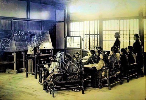 １９０３（明治３６）年ごろ、京都市立盲唖院で教える福田与志（左端）＝京都府立盲学校提供