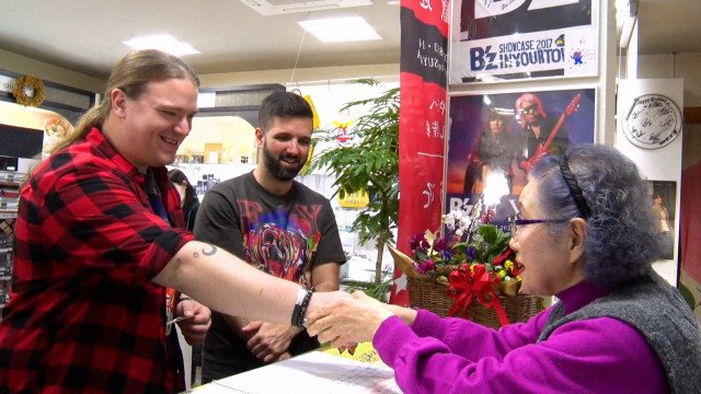 23日放送『YOUは何しに日本へ?願いよかなーえ!B'zファン聖地巡礼で稲葉さん家族に遭遇!?』より(C)テレビ東京