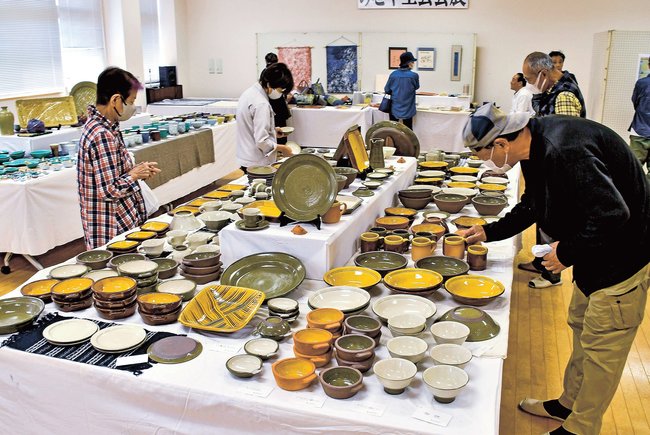 工芸作品を鑑賞する来場者＝雲南市三刀屋町、三刀屋農村環境改善メインセンター