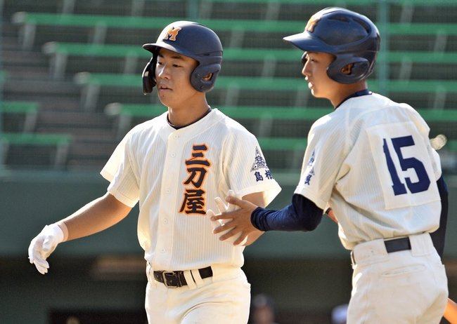 【１回戦・三刀屋ー宇部鴻城】１回裏三刀屋１死、槙野隼稀（左）がソロ本塁打を放ち２ー１と逆転する＝広島県尾道市、しまなみ球場