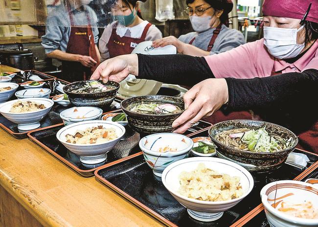 道の駅・大山恵みの里の食堂で提供される大山おこわと大山そばがセットになった日本遺産定食＝鳥取県大山町名和