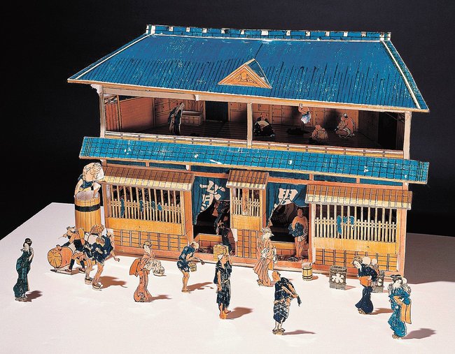 葛飾北斎期「しん板（ぱん）くミあけとうろふ　ゆやしんミセのづ」（組み上げたイメージ）　切って貼って組み立てると湯屋（ゆや）（風呂屋）になる「組上絵（くみあげえ）」というおもちゃ絵です。遊び終われば捨てられてしまうため現存数は少なく、本作品は全図揃い（５枚組）で遺存する、極めて希少な作例です。