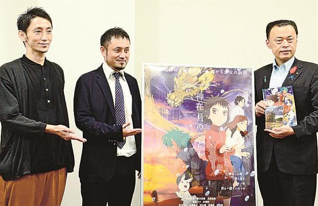 丸山達也知事（右）と記念撮影する四戸俊成さん（左）、三島鉄兵さん＝松江市殿町、島根県庁