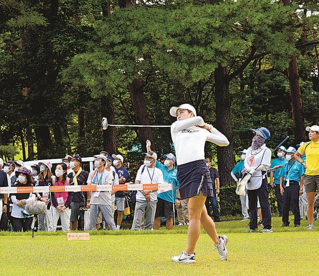 前回大会の決勝ラウンドで女子プロ（手前）のティーショットの行方を追うギャラリー＝２０２２年８月２６日、大山平原ゴルフクラブ）