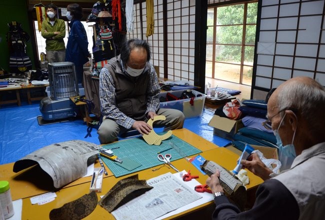 紙製の甲冑の制作に励む生徒たち=安来市広瀬町広■(瀬のオオガイが刀の下に貝)、町民会館