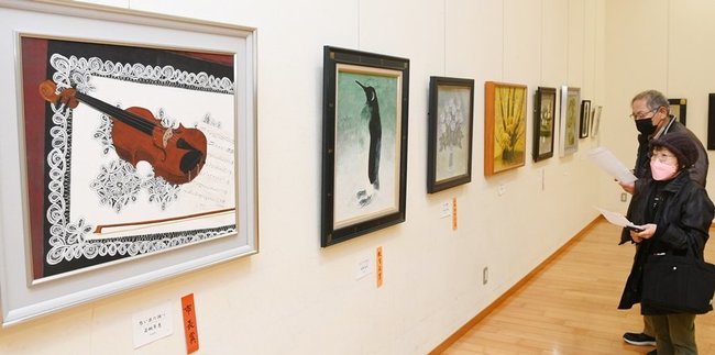 個性豊かな日本画作品に見入る来館者＝出雲市浜町、出雲文化伝承館縁結び交流館