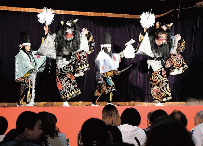 「羅生門」を披露する飯南神楽団＝島根県飯南町井戸谷、谷体育館